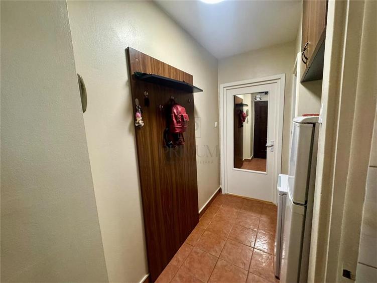 Apartament cu 2 camere semidecomandat, mobilat în Dacia
