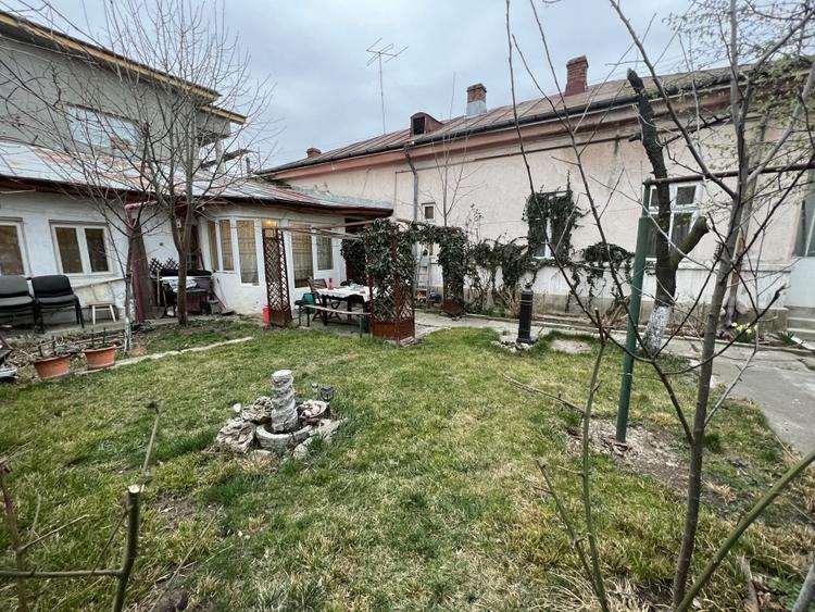 Casă individuală cu 4 camere cu Canalizare în Sud