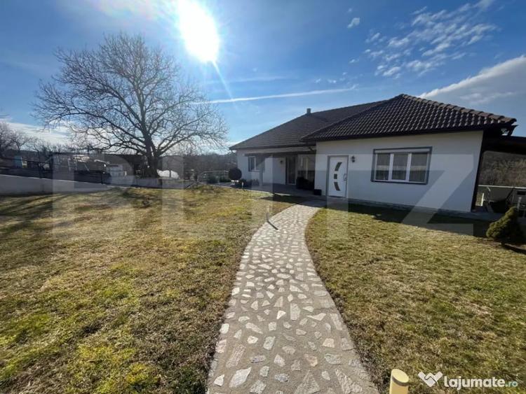 Casă cu 5 camere cu Teren 4400 Mp în Central