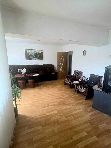 Apartament cu 3 camere decomandat în Noua