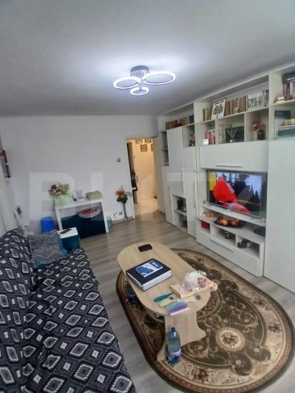 Apartament cu 3 camere semidecomandat, mobilat în Podu Roș