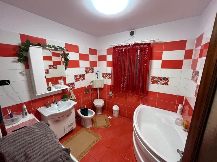 Casă cu 4 camere în Cotu Vameș