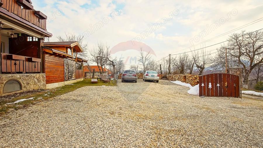 Casă cu 8 camere cu Teren 888 Mp în Sohodol