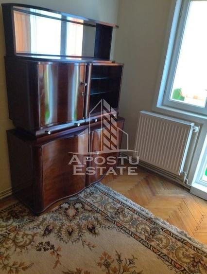 Apartament cu 4 camere decomandat în Soarelui