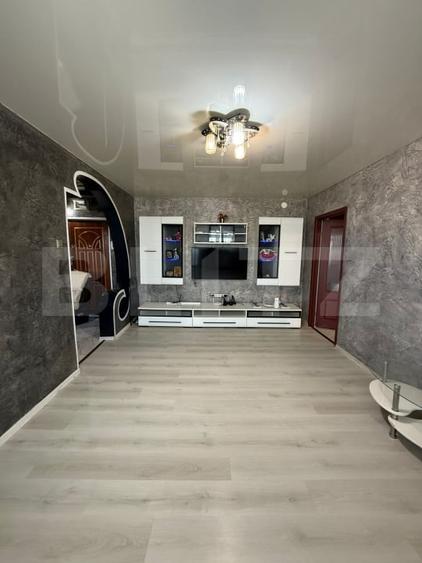 Apartament cu 3 camere semidecomandat, mobilat în Micro 17