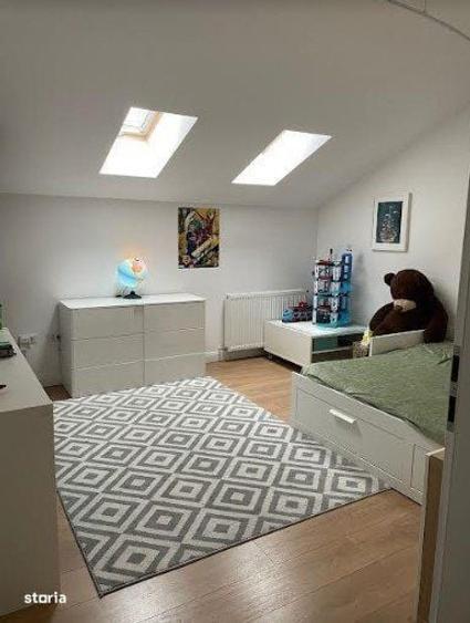 Apartament cu 4 camere decomandat în Florești