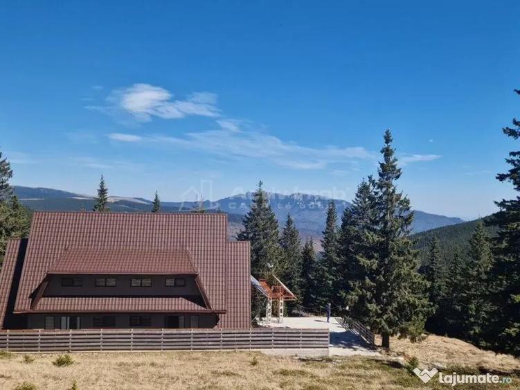 Casă cu 12 camere cu Teren 1000 Mp în Români