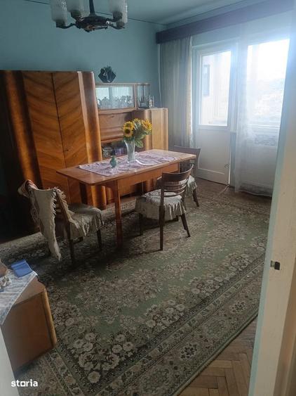 Apartament cu 3 camere decomandat în Petros