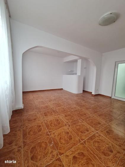Apartament cu 3 camere semidecomandat, mobilat în Micro 39