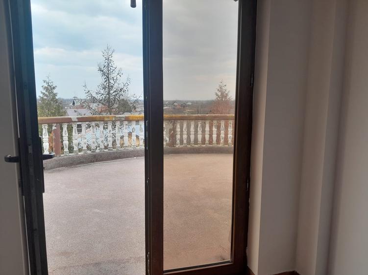Casă cu 8 camere cu Teren 1450 Mp în Joița