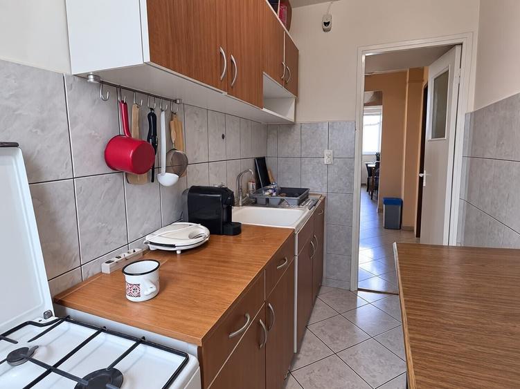 Apartament cu 2 camere semidecomandat, mobilat în Republicii