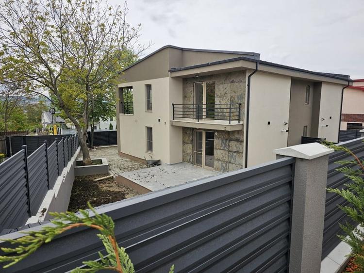 Duplex cu 4 camere cu Canalizare în Bucium