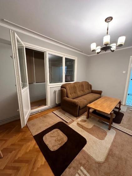 Apartament cu 3 camere semidecomandat, mobilat în Circumvalațiunii