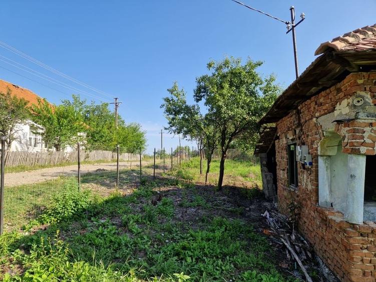 Teren de 2200 mp, în Milcoiu