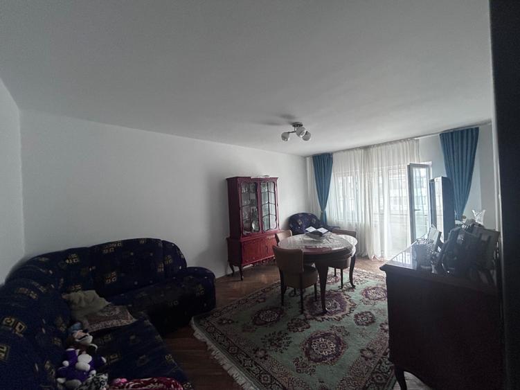 Apartament cu 4 camere decomandat în Dacia