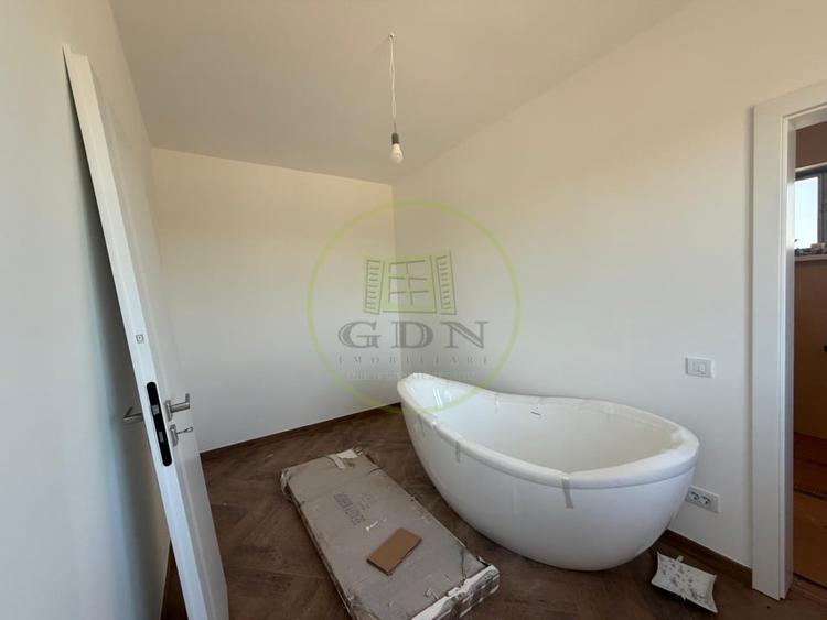 Casă individuală cu 7 camere cu Canalizare în Bariera Vâlcii