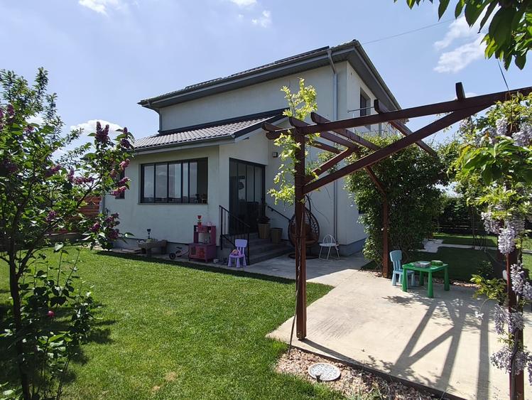 Casă individuală cu 4 camere cu Teren 380 Mp în Joița