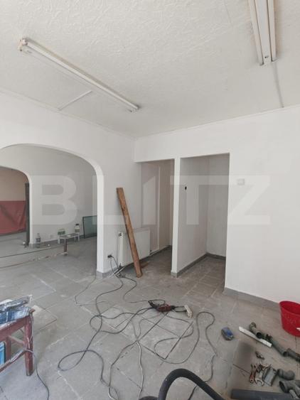 Birou, de 49.860000610352 mp, în Sud-Est