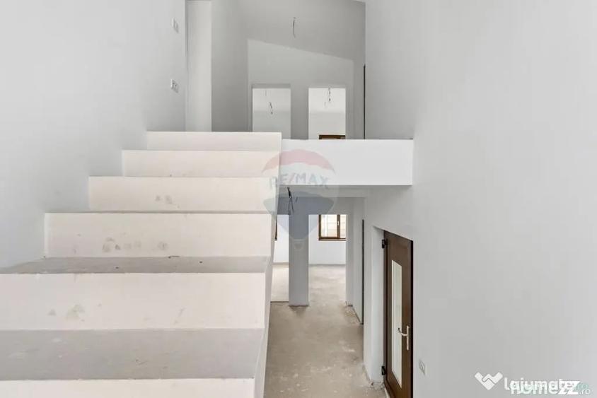 Casă cu 7 camere cu Teren 437 Mp în Livada