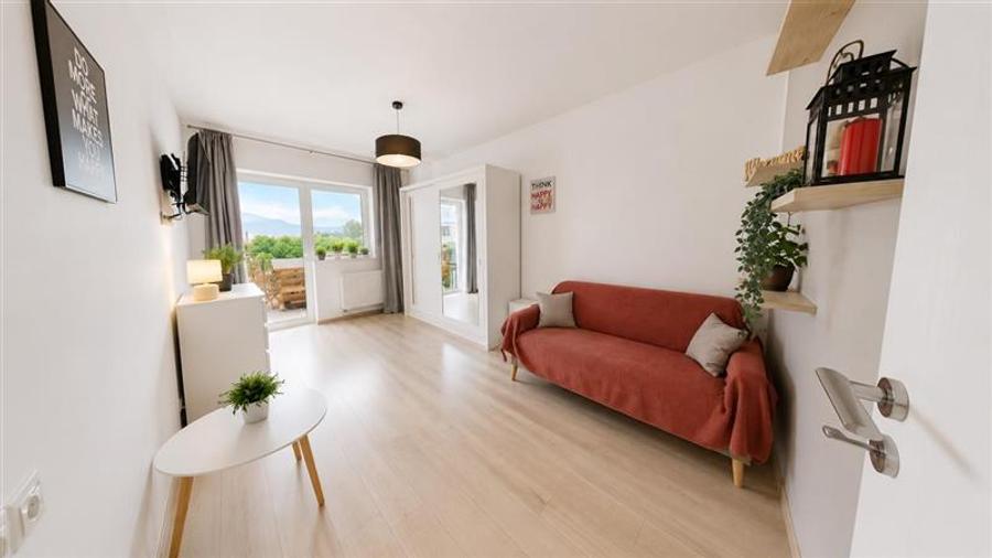 Apartament cu 4 camere decomandat în Tractorul