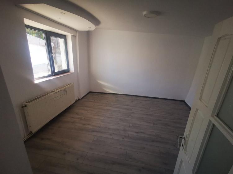 Casă cu 3 camere în Sărărie