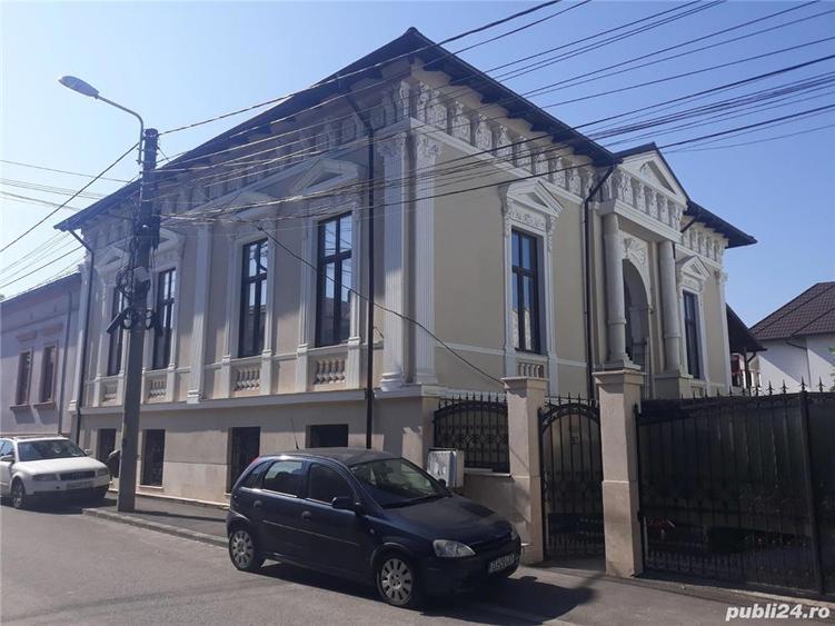 Casă cu 12 camere cu Teren 550 Mp în Central