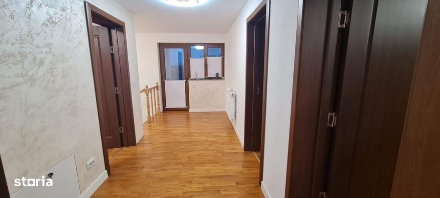 Casă cu 4 camere în Olteni