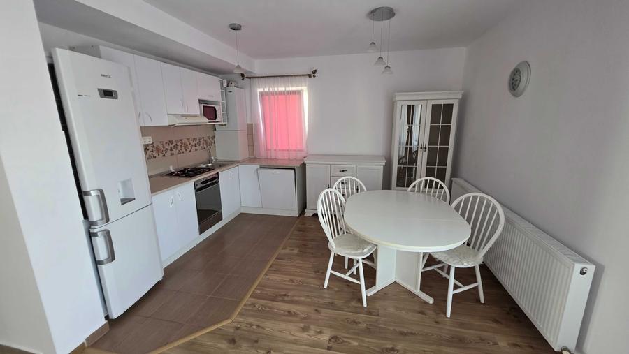 Apartament cu 3 camere decomandat în Triaj