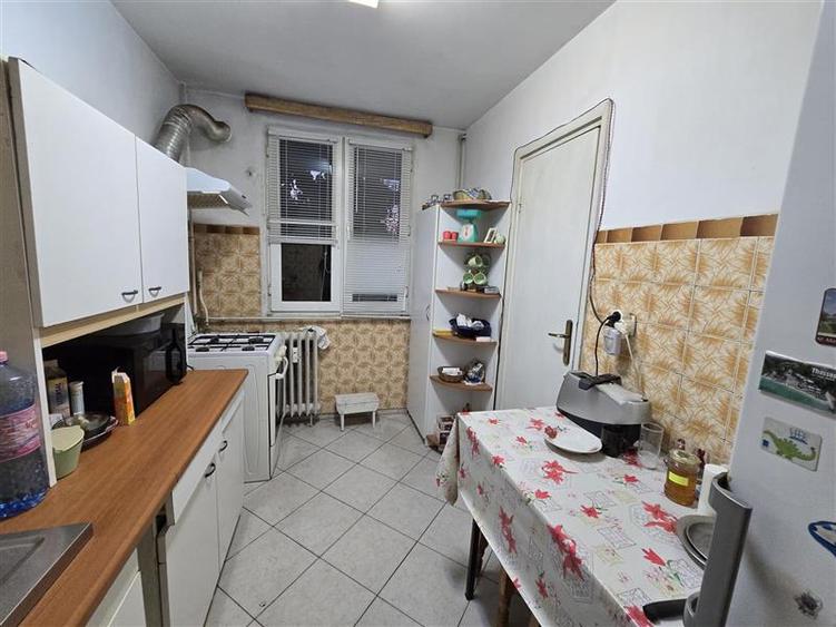 Apartament cu 3 camere semidecomandat în Brâncoveanu