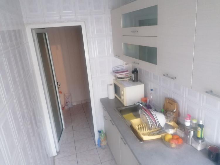 Apartament cu 3 camere semidecomandat în Vest