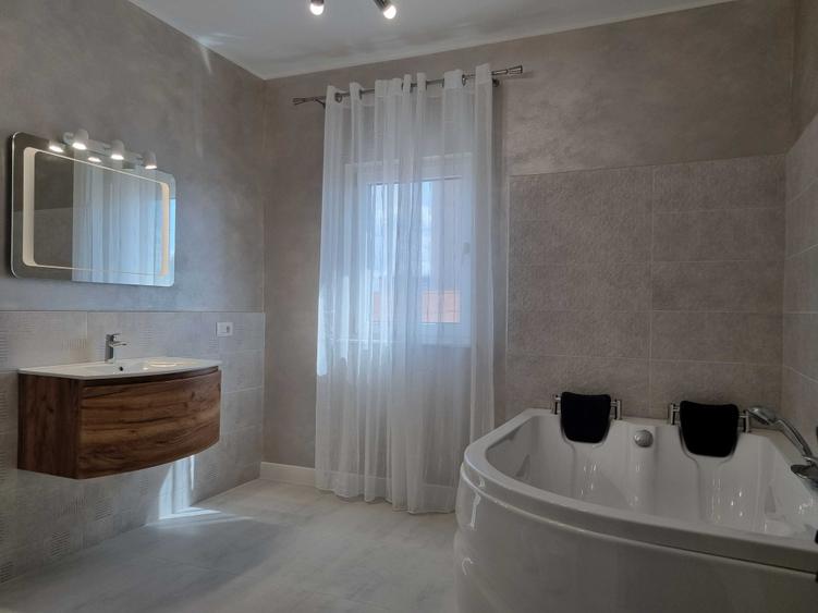 Apartament cu 4 camere decomandat în Exterior Vest
