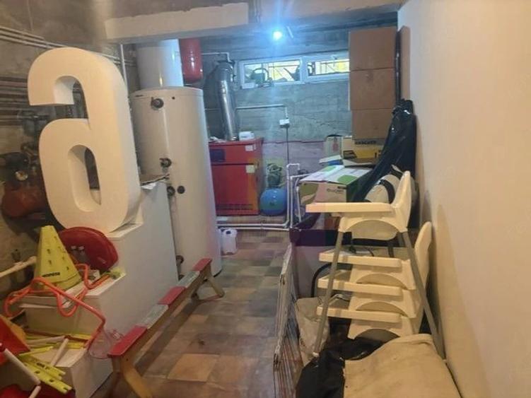 Casă cu 10 camere cu Teren 446 Mp în Drumul Sării