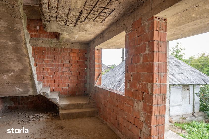 Casă cu 8 camere cu Teren 595 Mp în Scorțeni