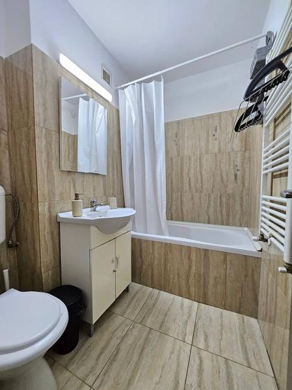 Apartament cu 2 camere semidecomandat, mobilat în Central