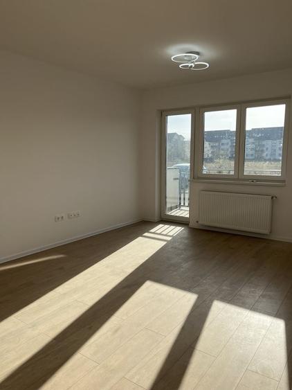 Apartament cu 3 camere decomandat în Tractorul