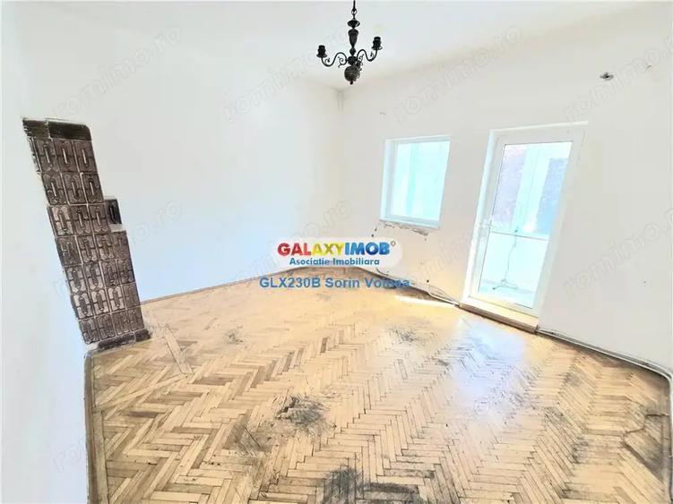 Casă cu 14 camere cu Teren 400 Mp în Titan