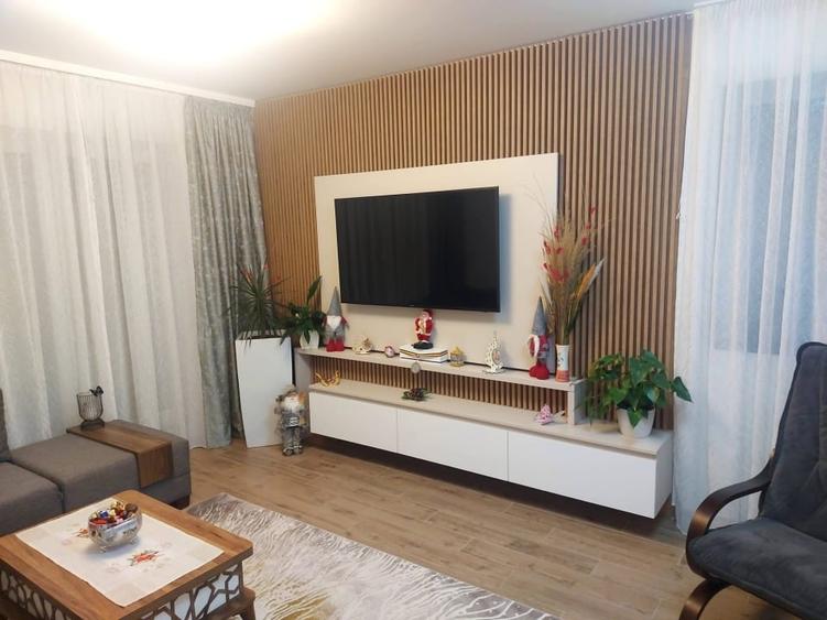 Apartament cu 3 camere decomandat, mobilat în Tractorul