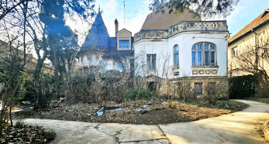 Casă individuală cu 12 camere cu Canalizare în Central