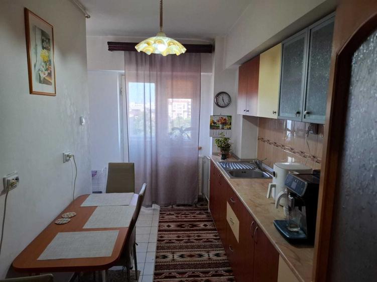 Apartament cu 4 camere decomandat în Central