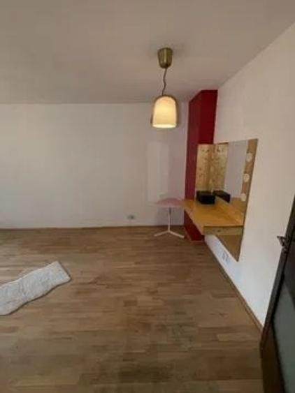 Apartament cu 4 camere semidecomandat în Crângași