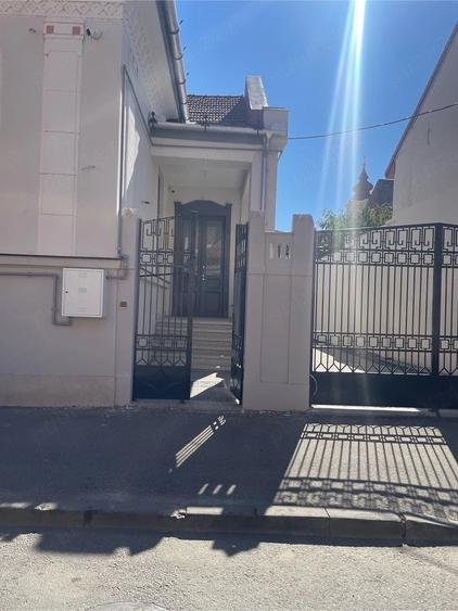 Casă cu 7 camere cu Teren 892 Mp în Central