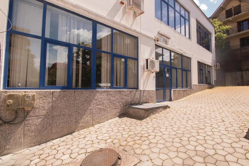 Spațiu comercial, de 1,200 mp, în Central