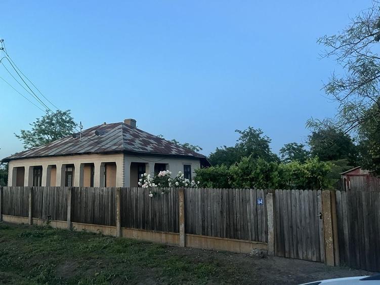 Casă cu 4 camere în Urleasca