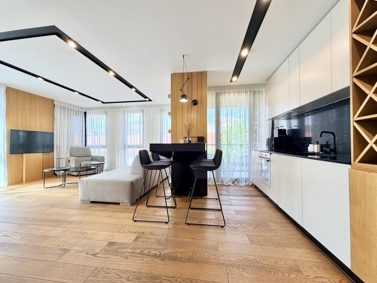 Apartament cu 2 camere semidecomandat, mobilat în Central