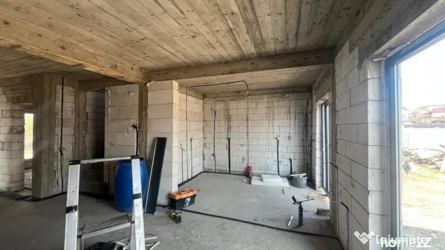Casă cu 5 camere cu Teren 242 Mp în Central