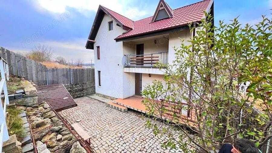 Casă cu 4 camere cu Garaj în Bogonos
