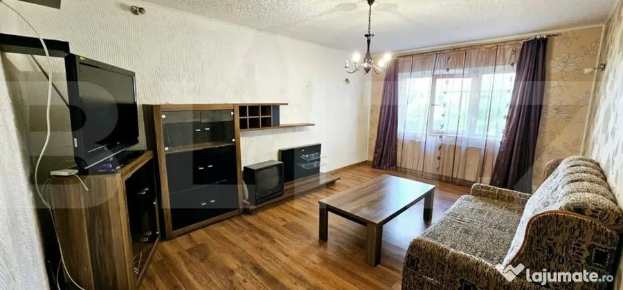 Apartament cu 3 camere decomandat, mobilat în Lenin