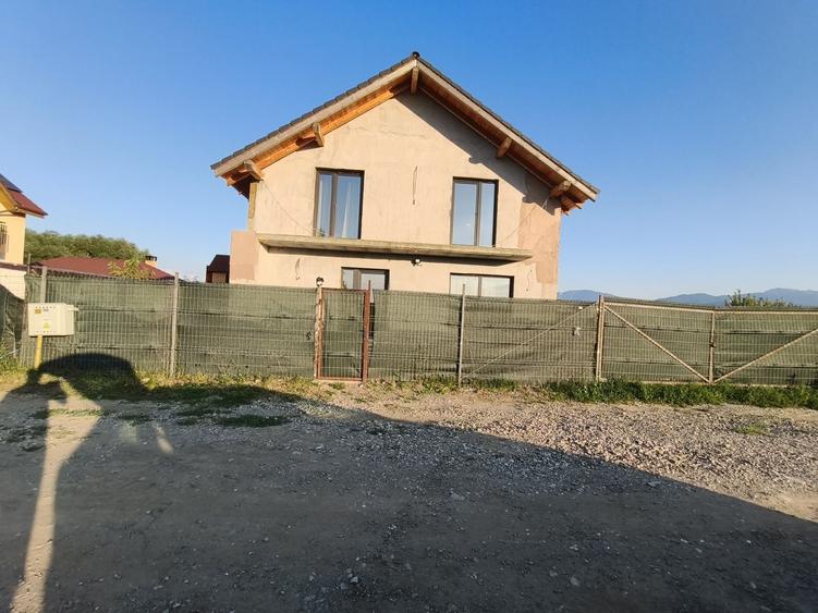 Casă cu 4 camere în Sânpetru