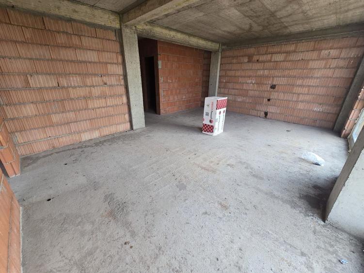 Apartament cu 2 camere semidecomandat în Moșnița Nouă