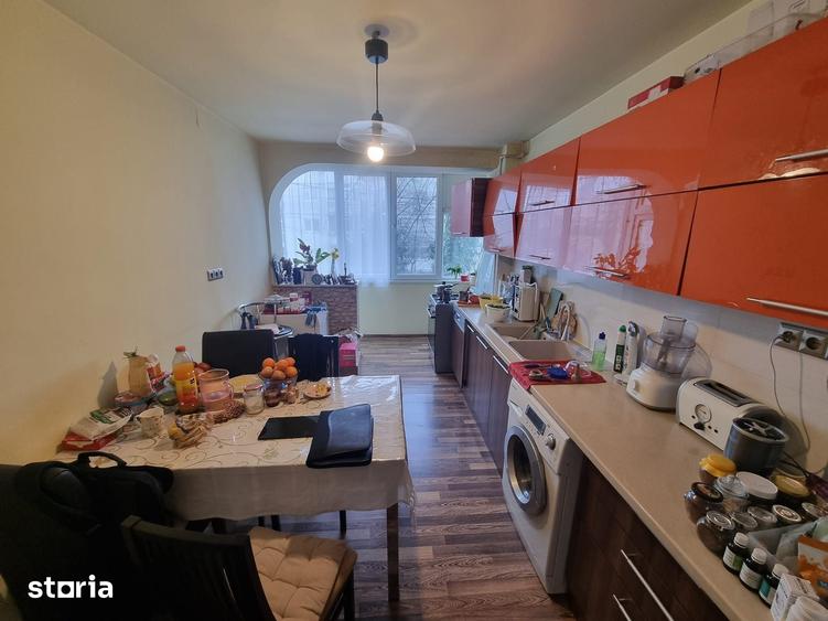 Apartament cu 4 camere semidecomandat în Faleza Nord